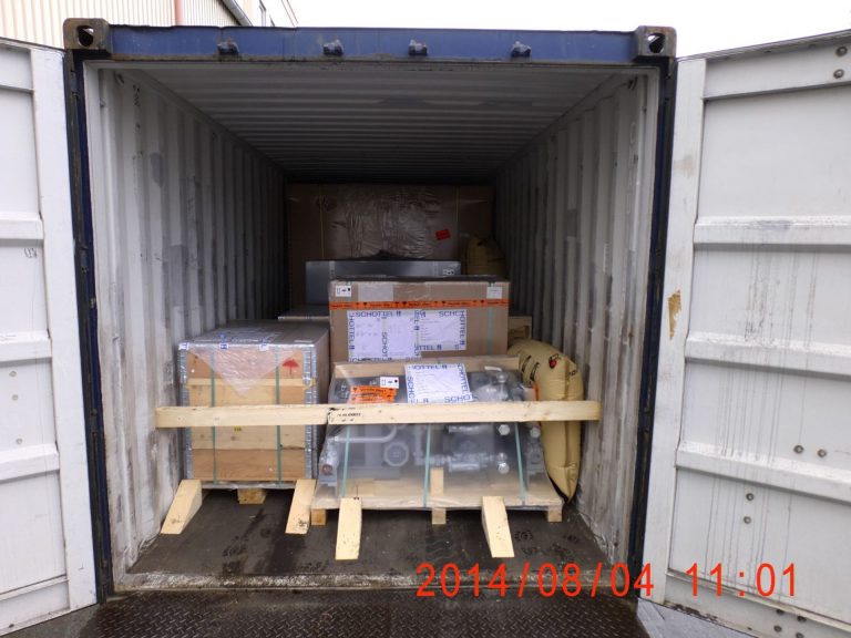 Stauen eines FCL Container in Hamburg