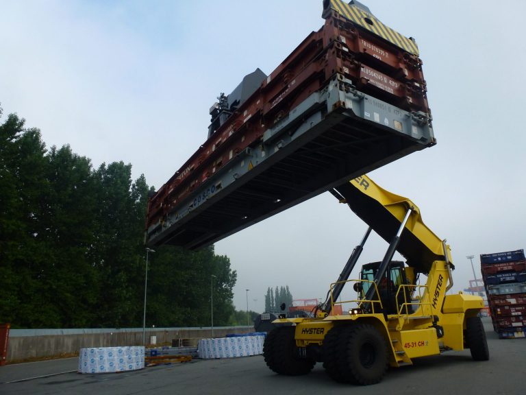 Reachstacker in Aktion im Hamburger Lager