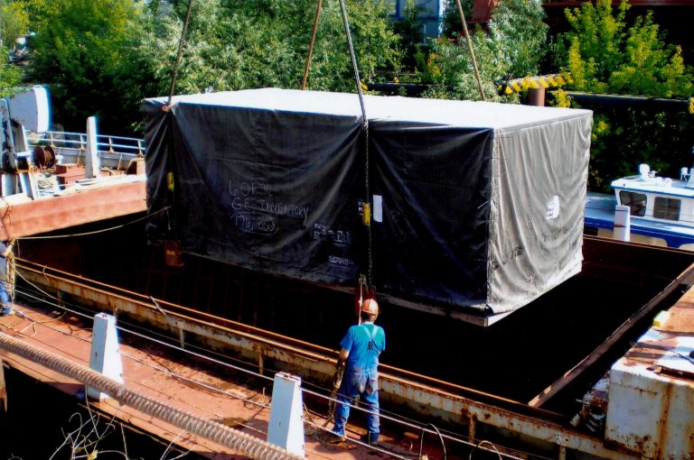 Verladung eines 50 to Generators ins Binnenschiff
